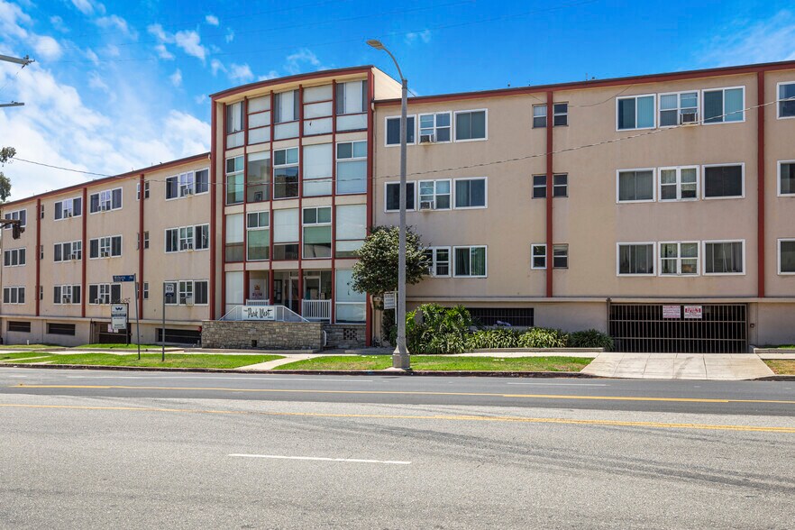 1441 S Beverly Glen Blvd, Los Angeles, CA à vendre - Photo du bâtiment - Image 3 de 18