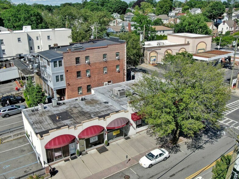 823 White Plains rd, Scarsdale, NY à vendre - Photo du bâtiment - Image 2 de 3