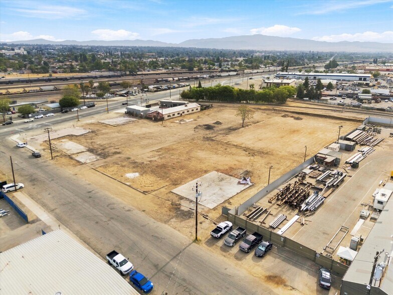 705 Williams St, Bakersfield, CA à vendre - Photo du bâtiment - Image 2 de 18