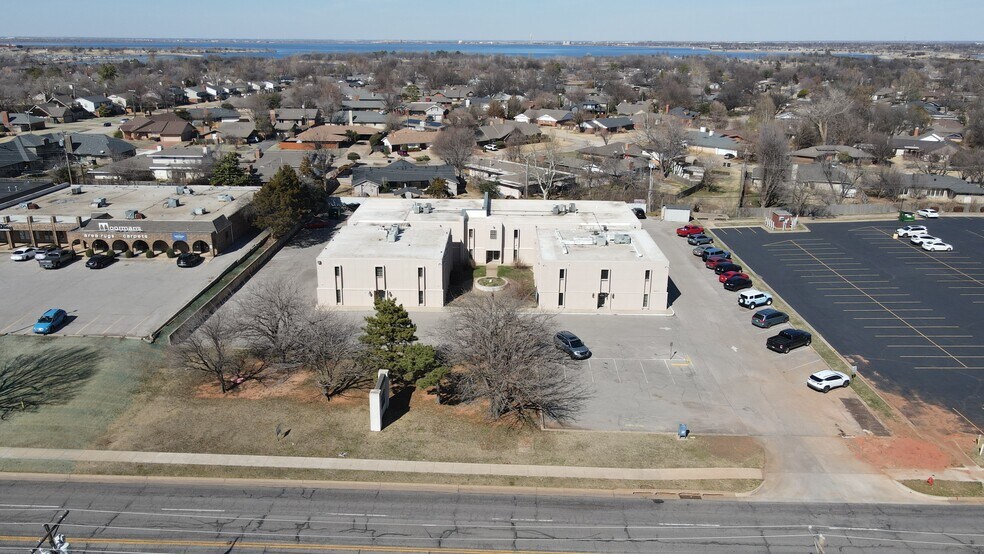 3801 NW 63rd St, Oklahoma City, OK à louer - Photo du bâtiment - Image 2 de 31