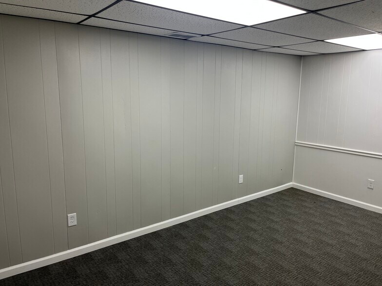 1112 Ulrich Ave, Louisville, KY à louer - Photo du bâtiment - Image 2 de 20