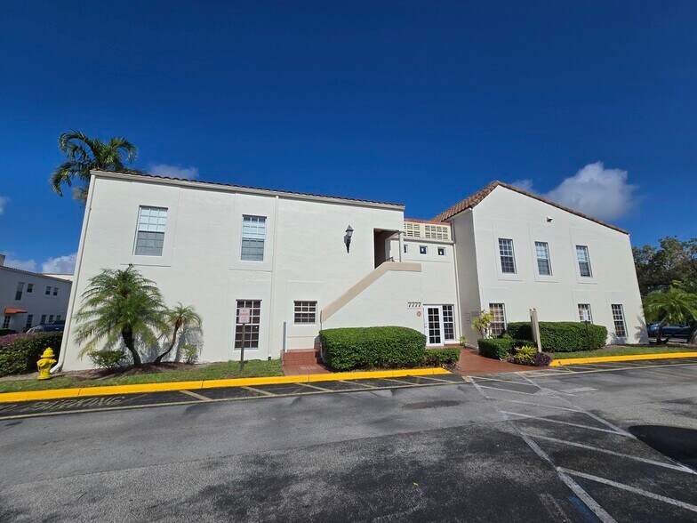 7777 N University Dr, Tamarac, FL à vendre - Photo du bâtiment - Image 2 de 36