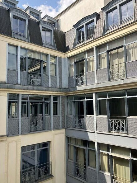 65 Rue Saint-Lazare, Paris à louer - Photo du bâtiment - Image 3 de 19