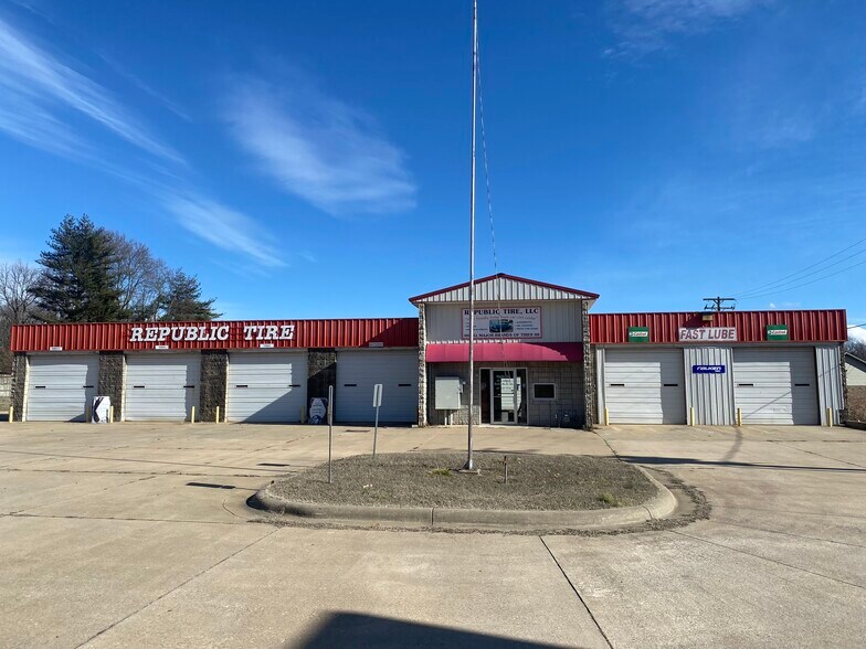 210 S Hampton Ave, Republic, MO à vendre - Photo du bâtiment - Image 1 de 1