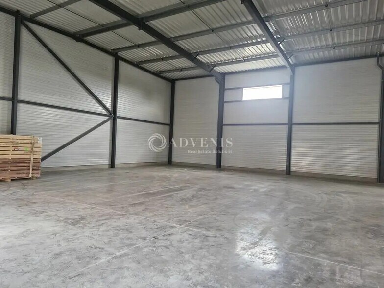 Flex in Chassieu for lease - Interior Photo - Image 3 of 7