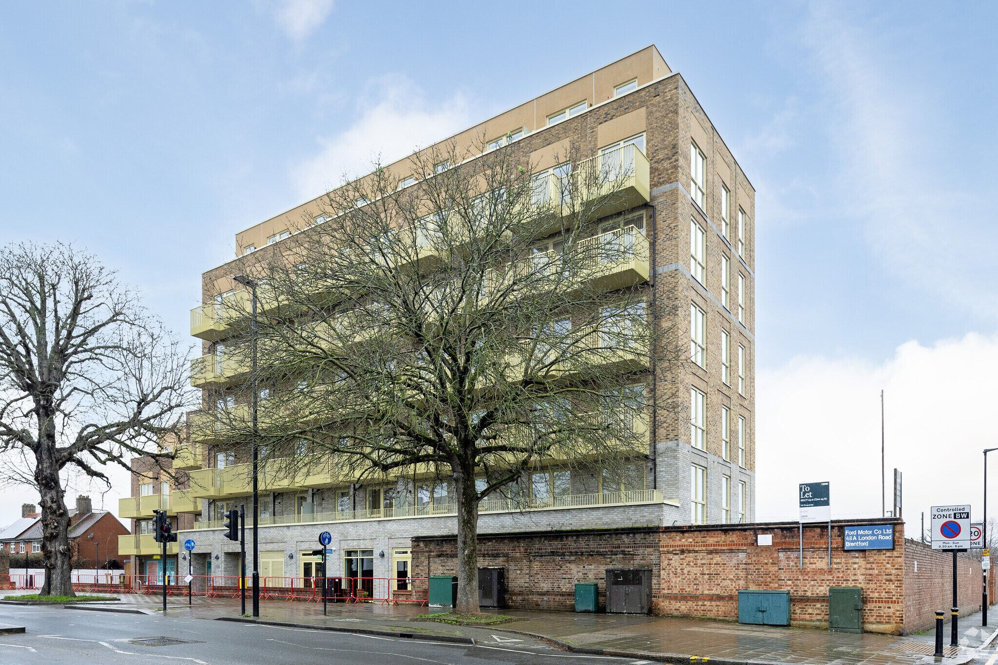 Commerce de détail dans 50-52 London Rd, Brentford à louer Photo principale- Image 1 de 5