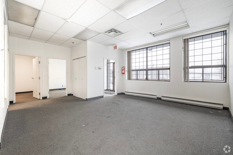 90A-90F Boul Brunswick, Dollard-des-Ormeaux, QC for lease - Interior Photo - Image 3 of 20