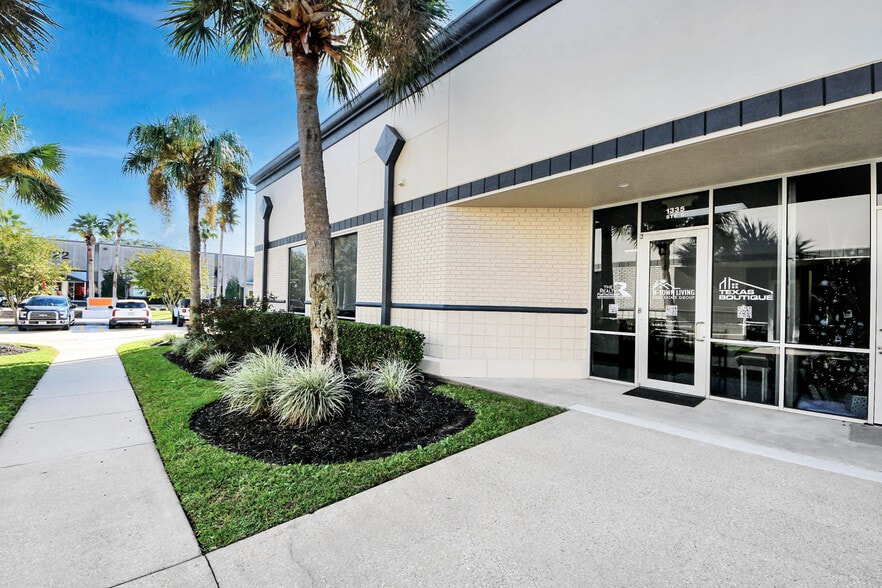 1335 Space Park Dr, Houston, TX for lease - Building Photo - Image 1 of 17