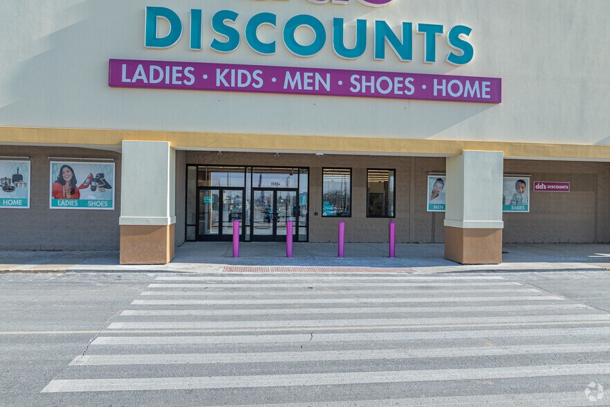 1300-1520 N Larkin Ave, Joliet, IL à louer - Photo du bâtiment - Image 3 de 5