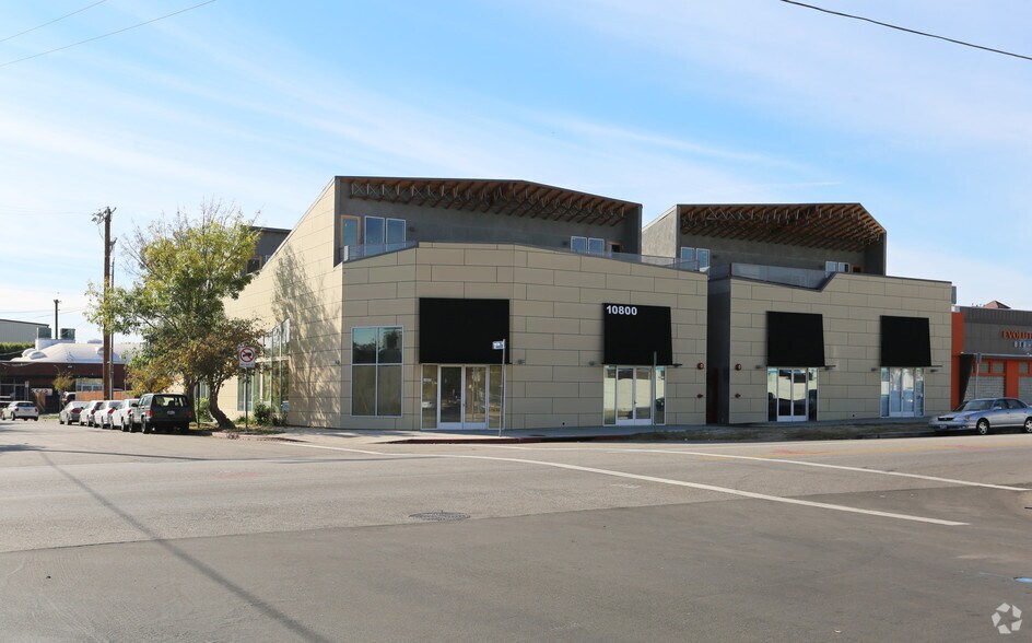 10800 Burbank Blvd, North Hollywood, CA à louer - Photo du bâtiment - Image 3 de 5