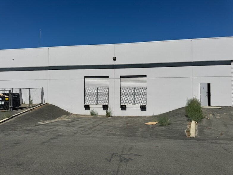 2500 Pegasus Dr, Bakersfield, CA à louer - Photo du bâtiment - Image 2 de 11