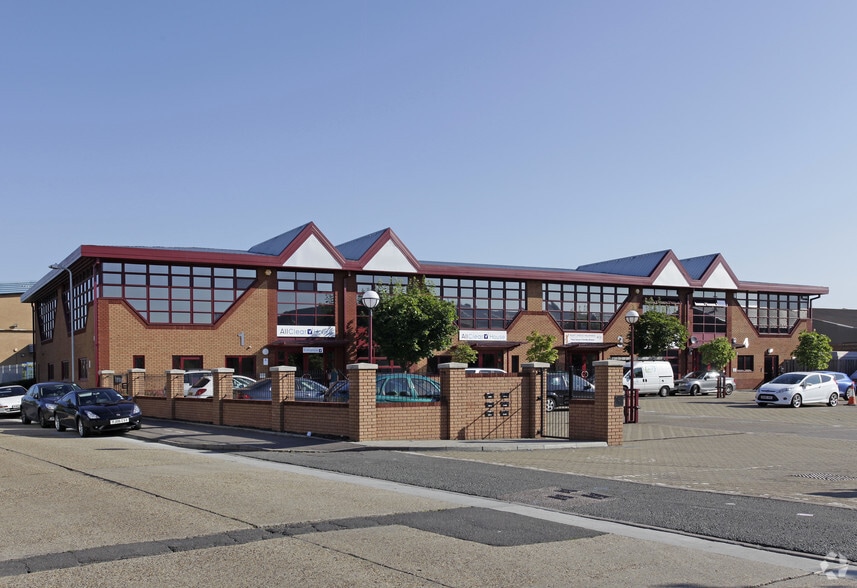 1-4 Ashton Rd, Romford for sale - Primary Photo - Image 1 of 11