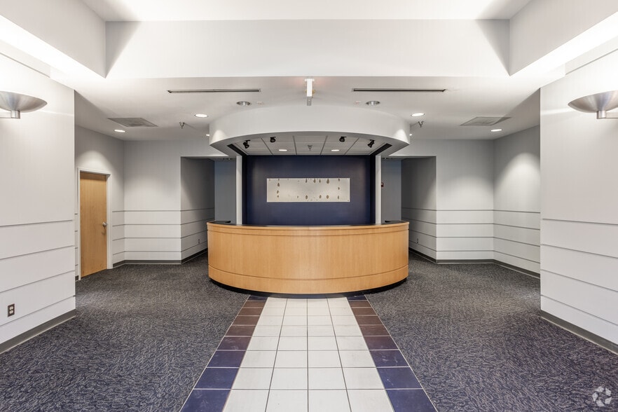 2401 SE Creekview Dr, Ankeny, IA for lease - Interior Photo - Image 2 of 18