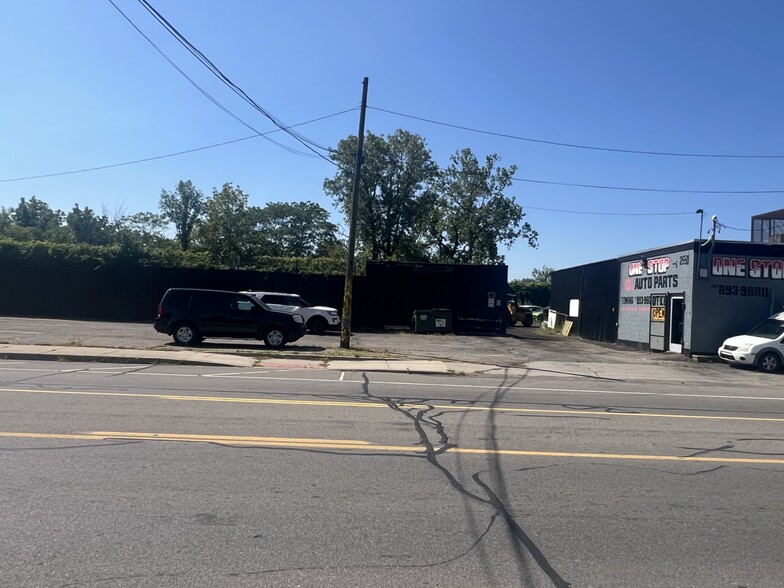 2550 E McNichols Rd, Detroit, MI for sale - Building Photo - Image 3 of 8