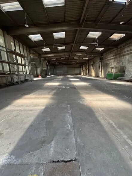 Local d'activités dans Saint-Priest à vendre - Photo du bâtiment - Image 2 de 8