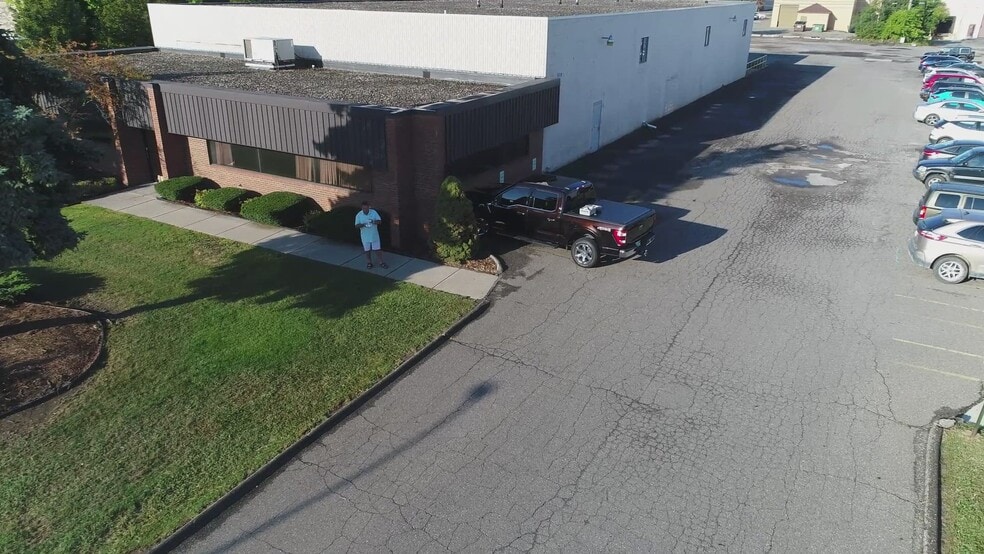 12400 Universal Dr, Taylor, MI à louer - Vidéo sur l’inscription commerciale - Image 2 de 5