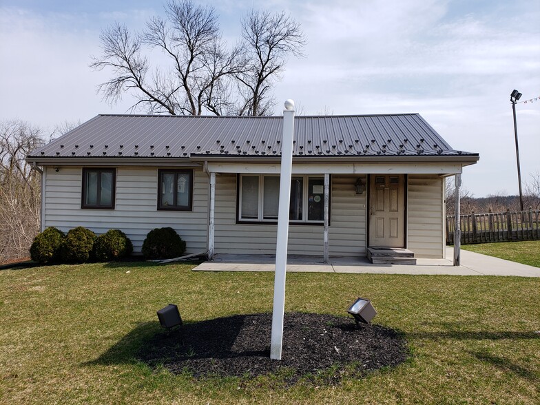 960 & 980 Old Trail Rd portfolio of 2 properties for sale on LoopNet.ca - Building Photo - Image 3 of 47