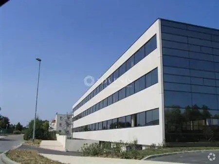 Bureau dans Poissy à louer - Photo du bâtiment - Image 1 de 27