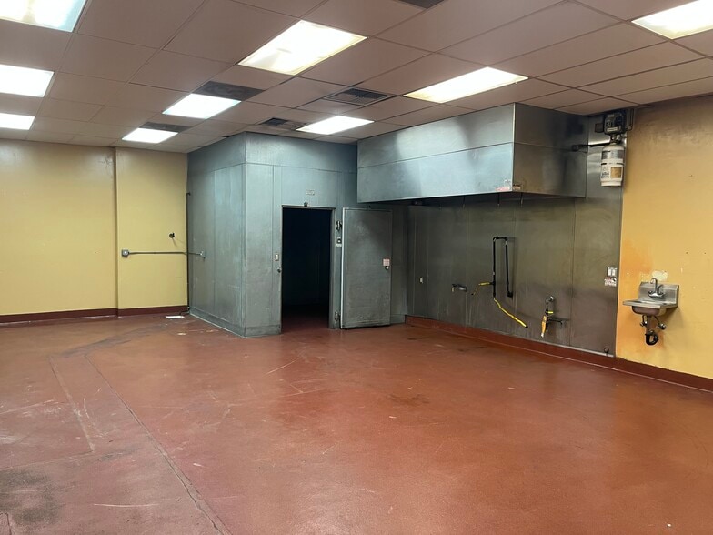 8116-8144 Deering Ave, Canoga Park, CA for lease - Building Photo - Image 1 of 8