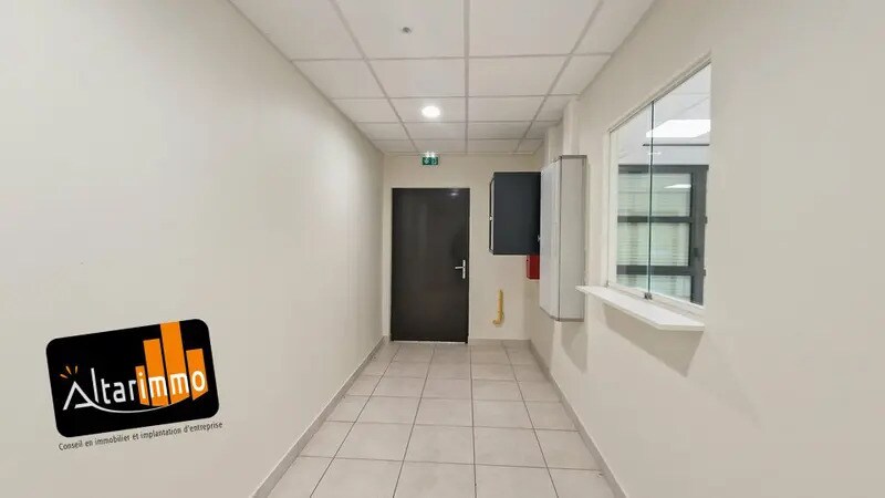 Flex in Chartres for lease - Interior Photo - Image 3 of 25