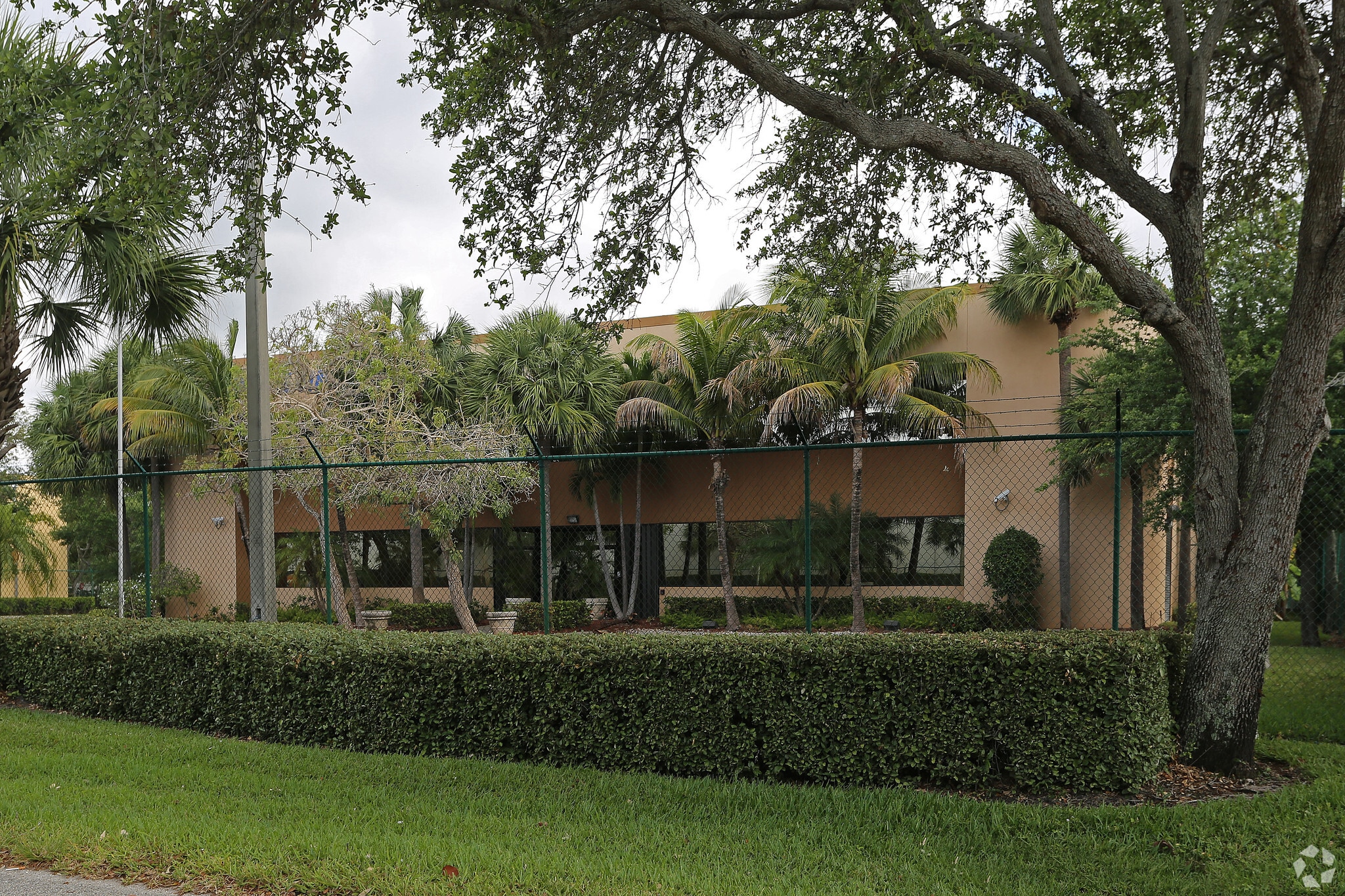 2010 Seabird Way, Riviera Beach, FL for lease Primary Photo- Image 1 of 8