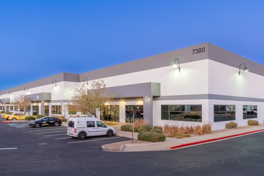 7330-7390 Eastgate Rd, Henderson, NV à louer - Photo du bâtiment - Image 1 de 10