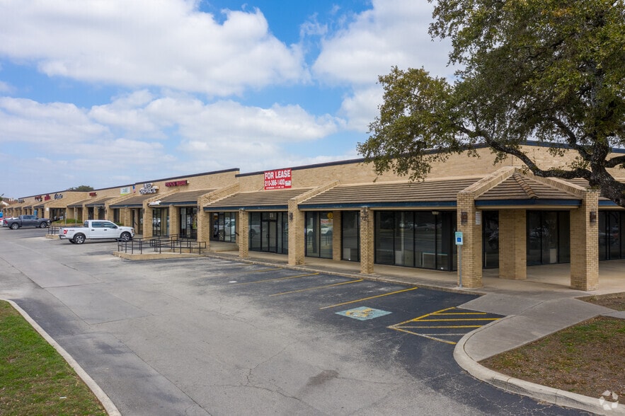 2235 Thousand Oaks Dr, San Antonio, TX à louer - Photo du bâtiment - Image 2 de 12