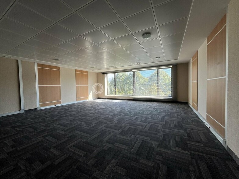 Office in Lieusaint for lease - Building Photo - Image 2 of 7