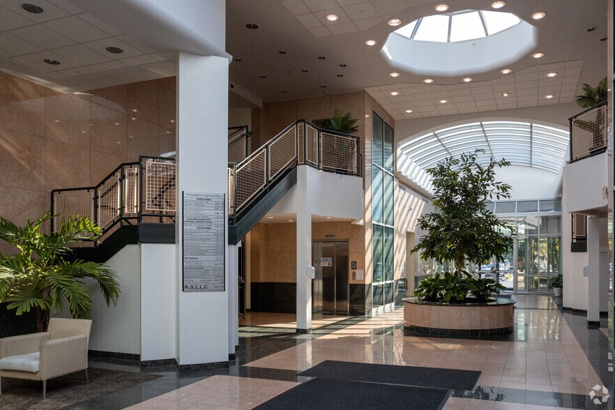 195 Route 9 S, Manalapan Township, NJ à louer - Hall d’entrée - Image 2 de 8