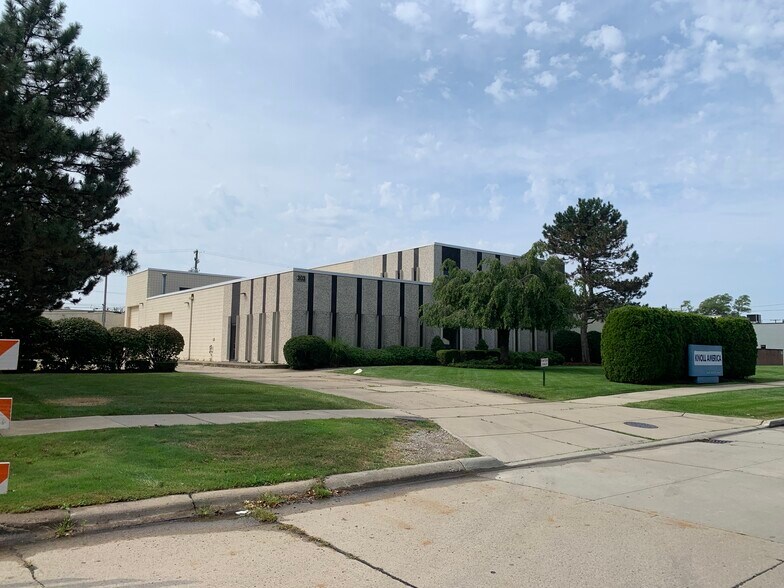 303-325 W Girard Ave, Madison Heights, MI à vendre - Photo du bâtiment - Image 2 de 12