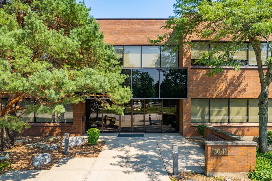 3041 Woodcreek Dr, Downers Grove, IL à louer - Photo du bâtiment - Image 3 de 8