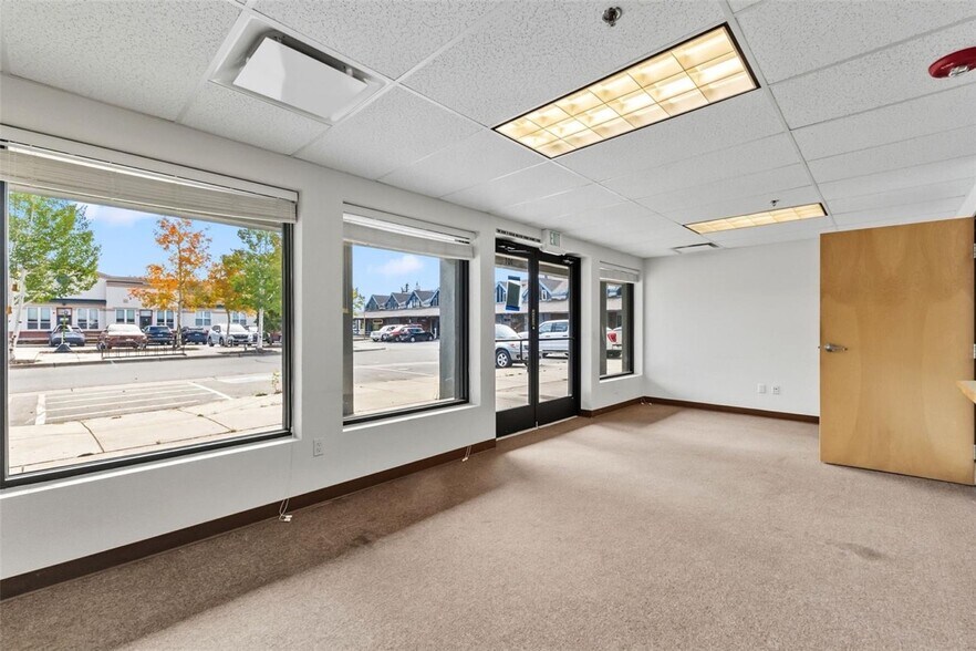 Suites 101 & 102 portefeuille de 2 propriétés à vendre sur LoopNet.ca - Photo du bâtiment - Image 2 de 37