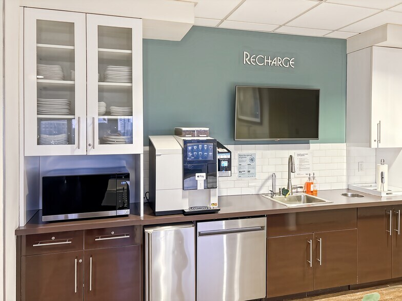 118-35 Queens Blvd, Forest Hills, NY à louer - Photo intérieure - Image 2 de 15