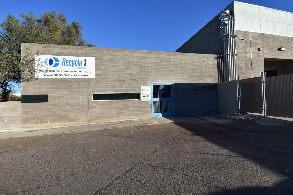 3245 S 36th St, Phoenix, AZ à louer Photo du bâtiment- Image 1 de 7