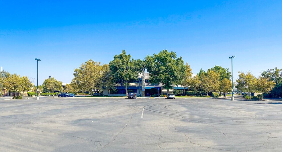 5130 E Clinton Way, Fresno, CA for lease - Building Photo - Image 2 of 5