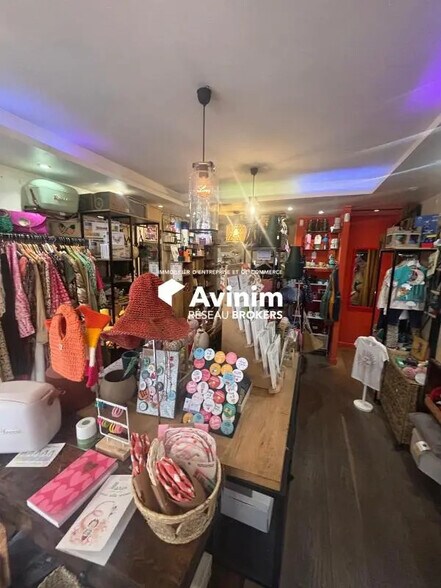 Retail in Paris for lease - Building Photo - Image 3 of 4