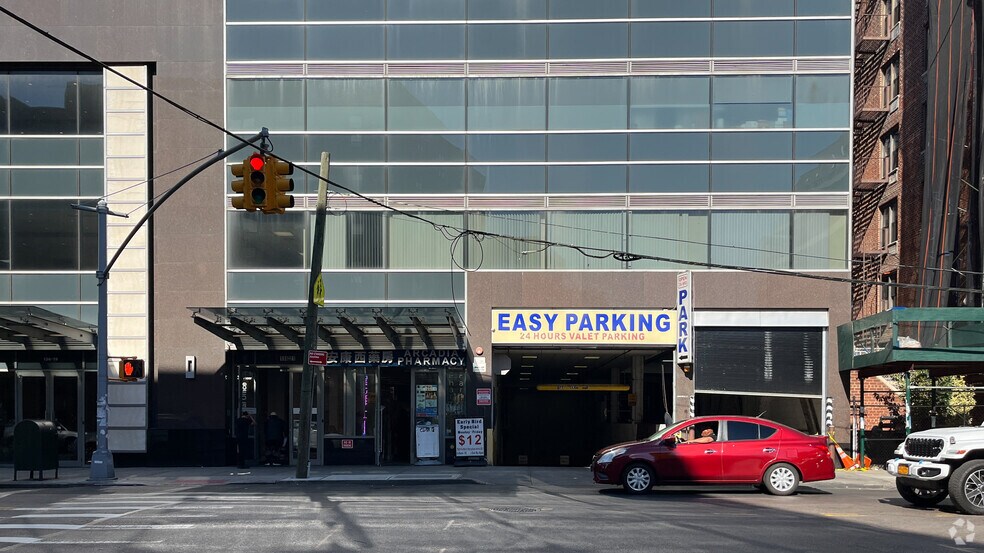 42-35 Main St, Flushing, NY à vendre - Photo du bâtiment - Image 3 de 34