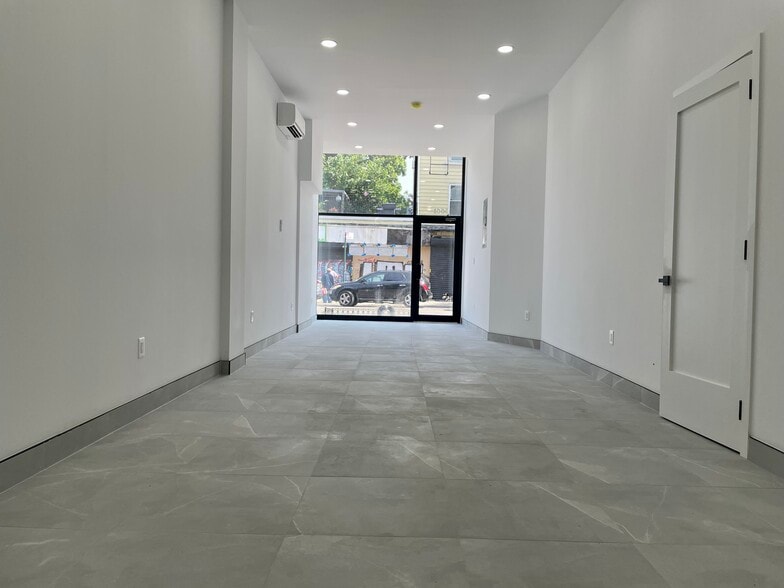 566 Wilson Ave, Brooklyn, NY for lease - Interior Photo - Image 3 of 13