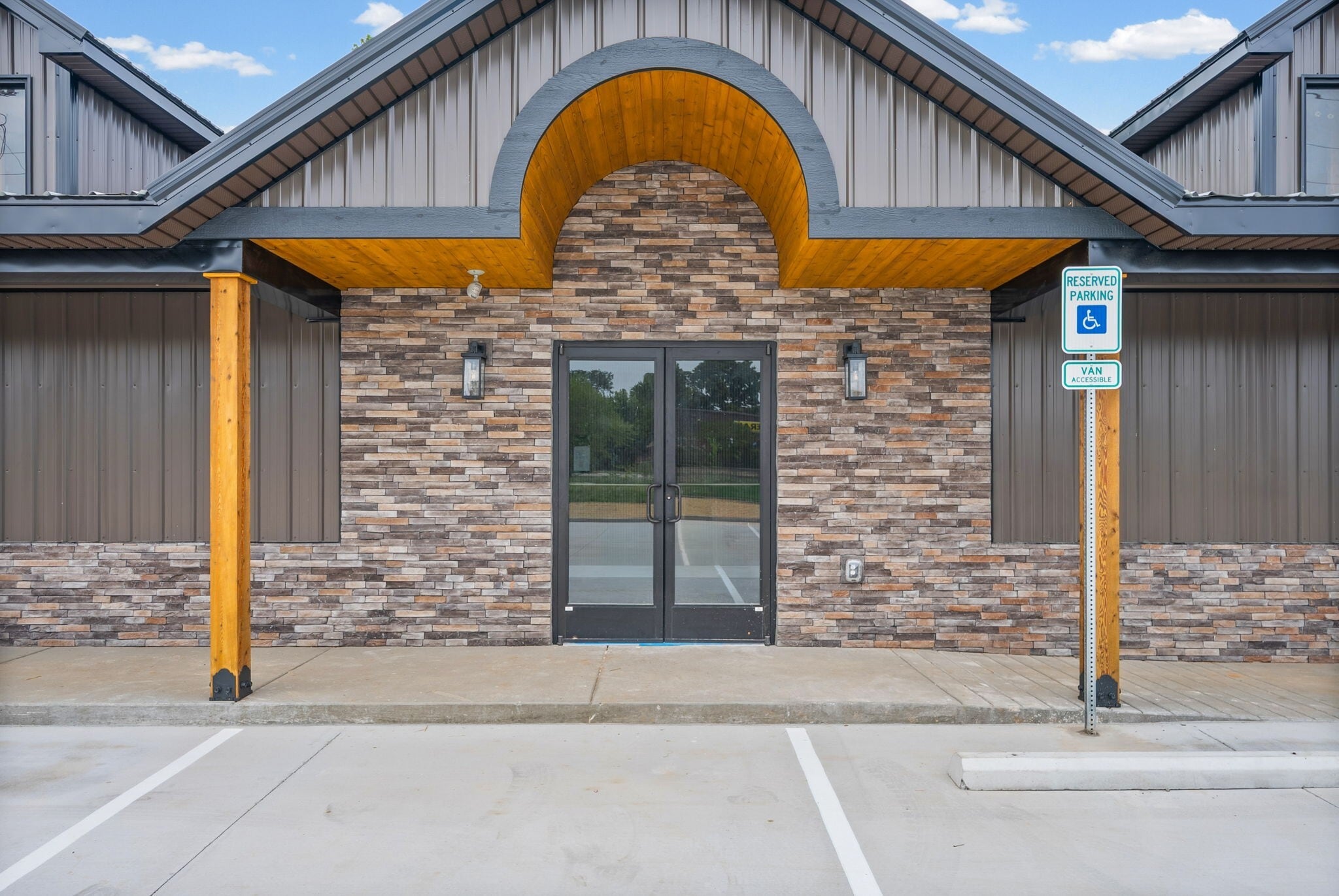 1404 Dover Rd, Clarksville, TN for lease Primary Photo- Image 1 of 39