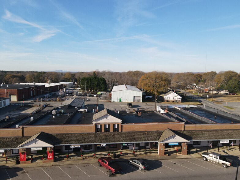 100-112 S Main St, Stanley, NC à louer - Photo du bâtiment - Image 3 de 8