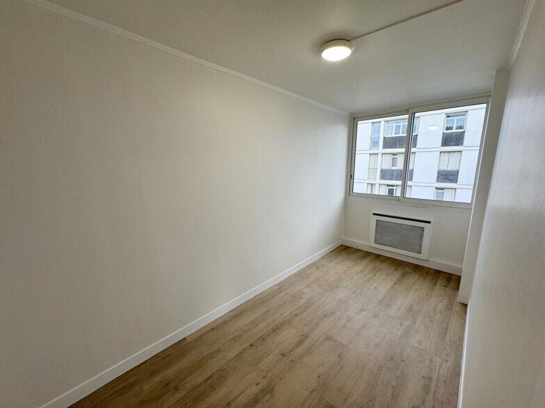 Office in Versailles for lease - Interior Photo - Image 3 of 9