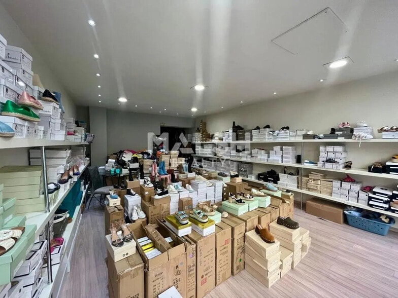 Retail in Lyon for lease - Building Photo - Image 3 of 4