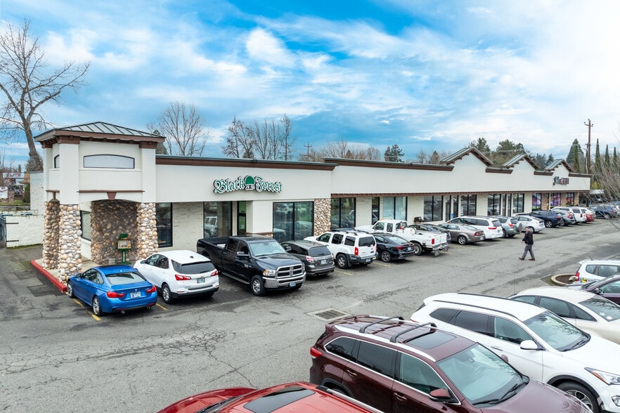 820 NE E St, Grants Pass, OR à vendre - Photo du bâtiment - Image 3 de 10