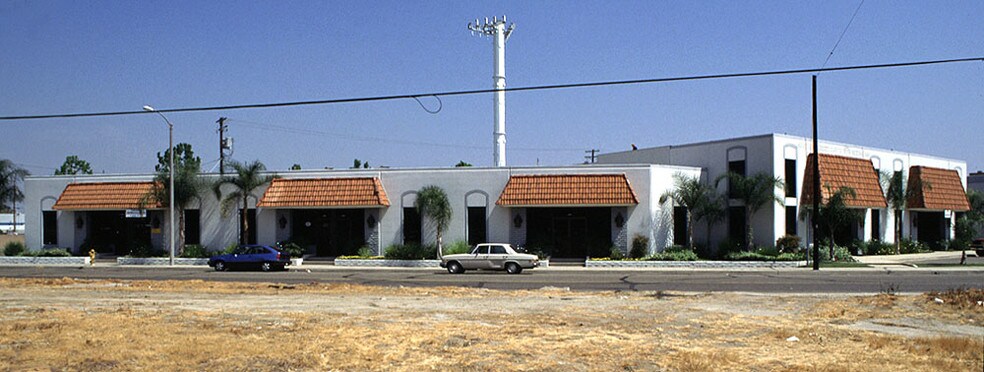 2881-2895 E La Palma Ave, Anaheim, CA à louer - Photo du bâtiment - Image 3 de 16