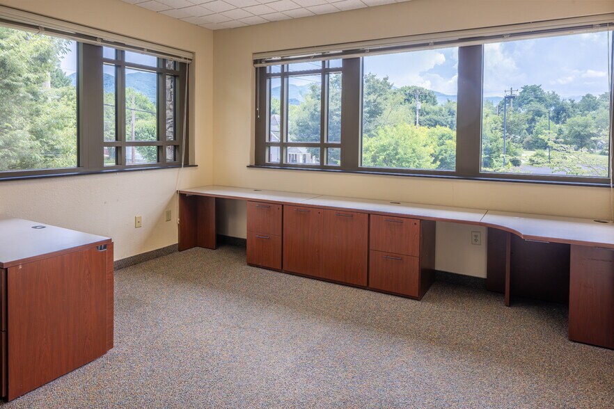 172 Riverbend St, Waynesville, NC à louer - Photo intérieure - Image 2 de 30