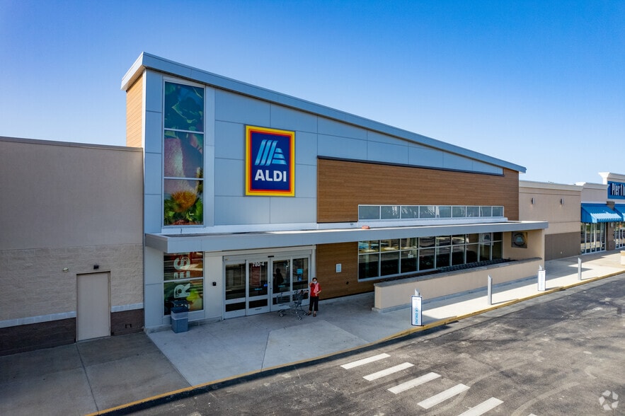 780 E Merritt Island Cswy, Merritt Island, FL for lease - Building Photo - Image 2 of 7