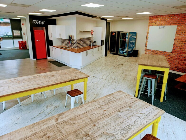 18-19 Station Rd, Sunbury On Thames à louer - Photo intérieure - Image 2 de 12