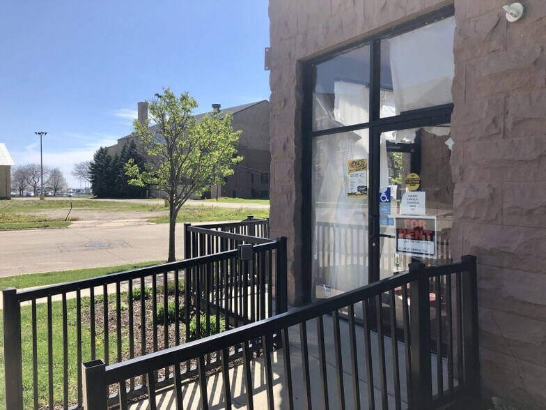 5710 4th Ave, Kenosha, WI à louer - Photo du bâtiment - Image 3 de 16