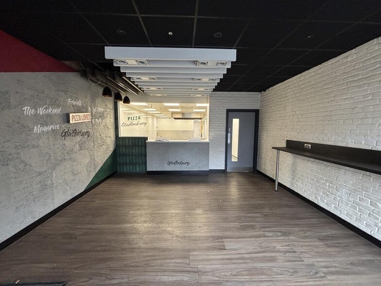 17-18 Market Pl, Glastonbury for lease - Building Photo - Image 2 of 6