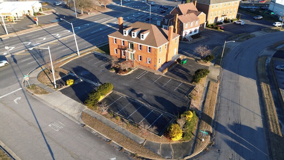 701 Independence Cir, Virginia Beach, VA à louer - Photo du bâtiment - Image 2 de 8